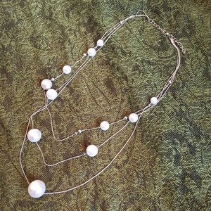 3-string pearl necklace
